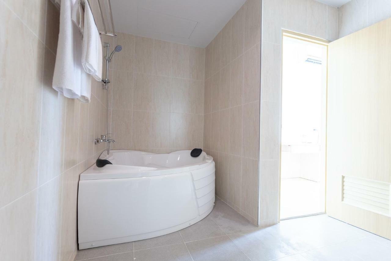 O2 Hotel Lop Buri 外观 照片